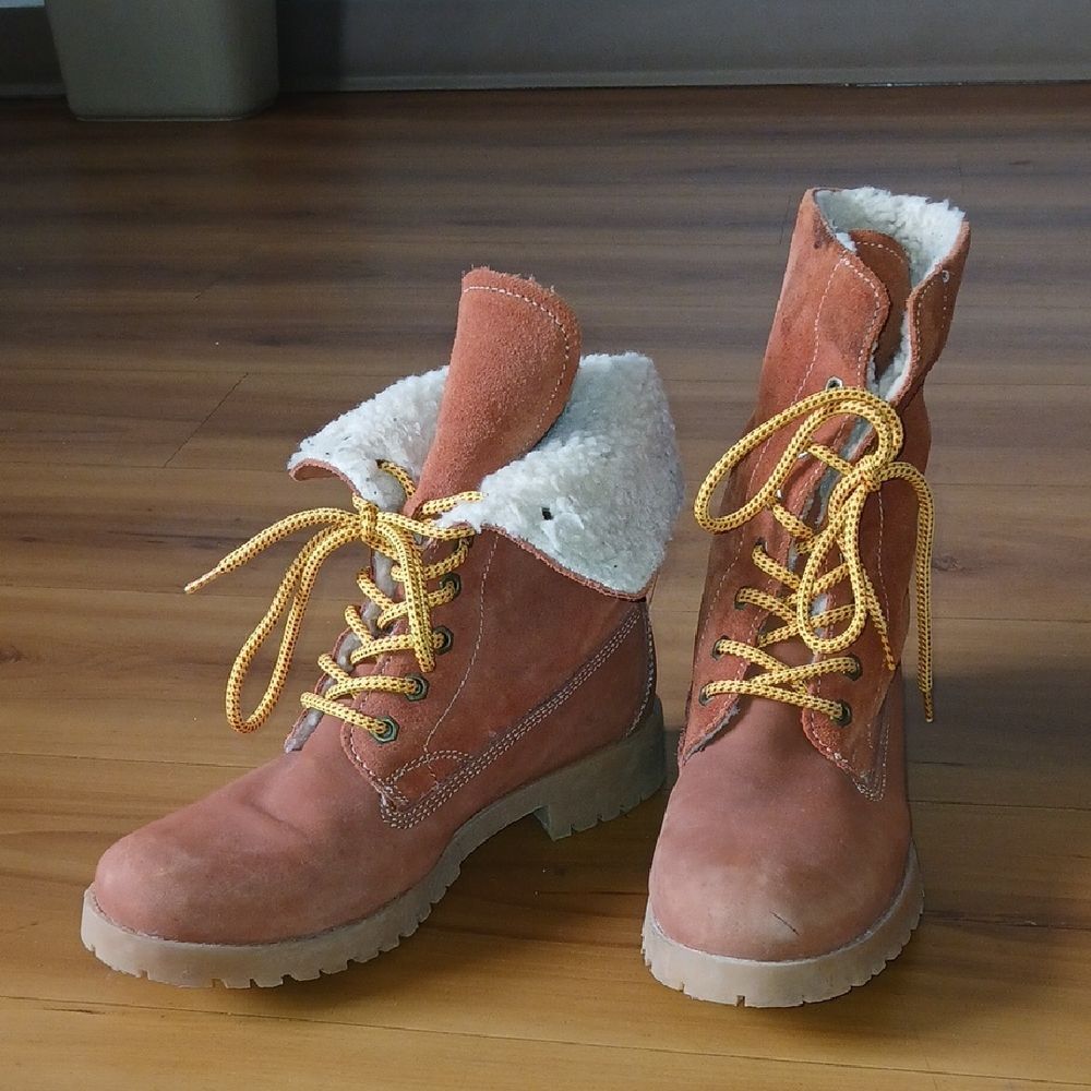 Tamaris lace up  suede leather burnt orange rust color boots Sz 40 EUC